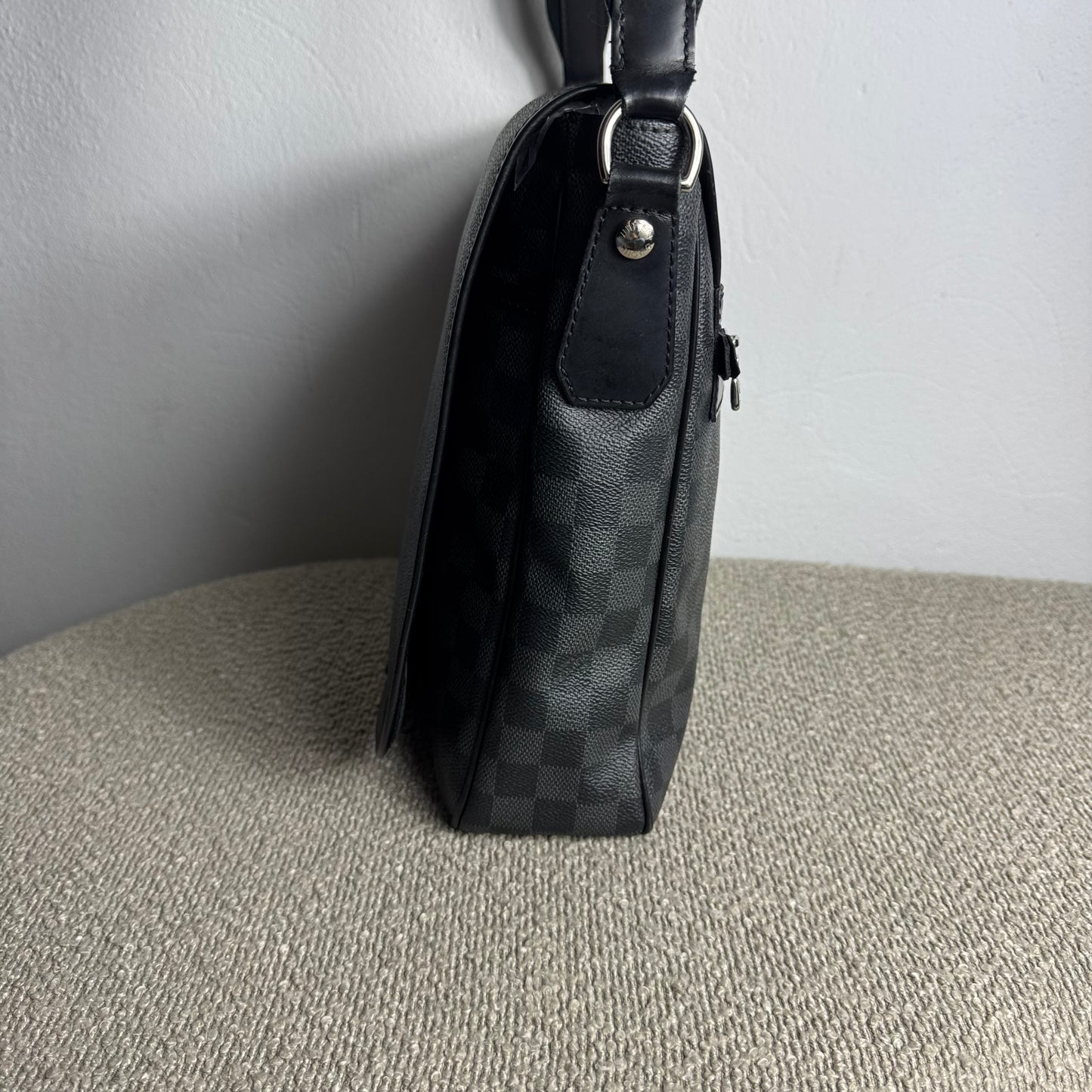 Louis Vuitton Daniel MM Messenger Bag – Damier Graphite
