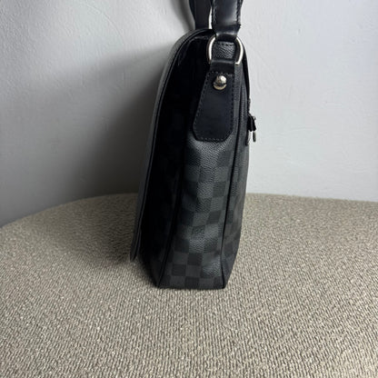 Louis Vuitton Daniel MM Messenger Bag – Damier Graphite