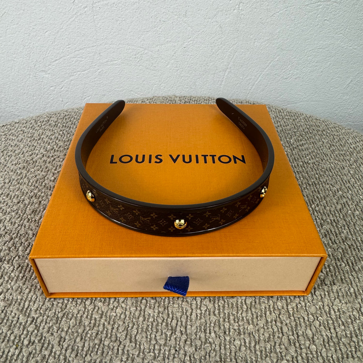 Louis Vuitton MNG Resin Haarreif – Monogram mit goldfarbenen Details