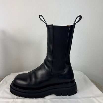 Bottega Veneta The Lug Chelsea Boots – Schwarzes Leder – Gr. 38