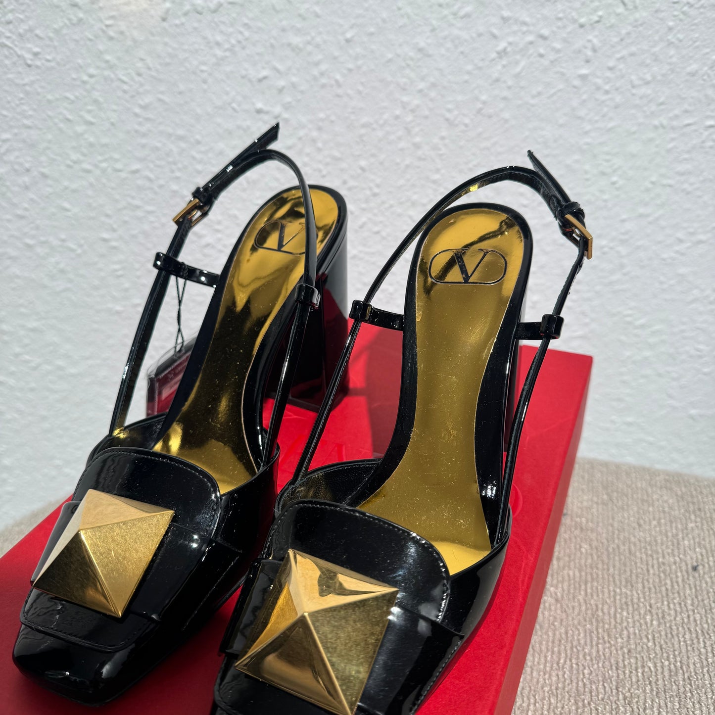 Valentino Pumps Lackleder – Schwarz mit goldfarbenem Detail – Größe 39