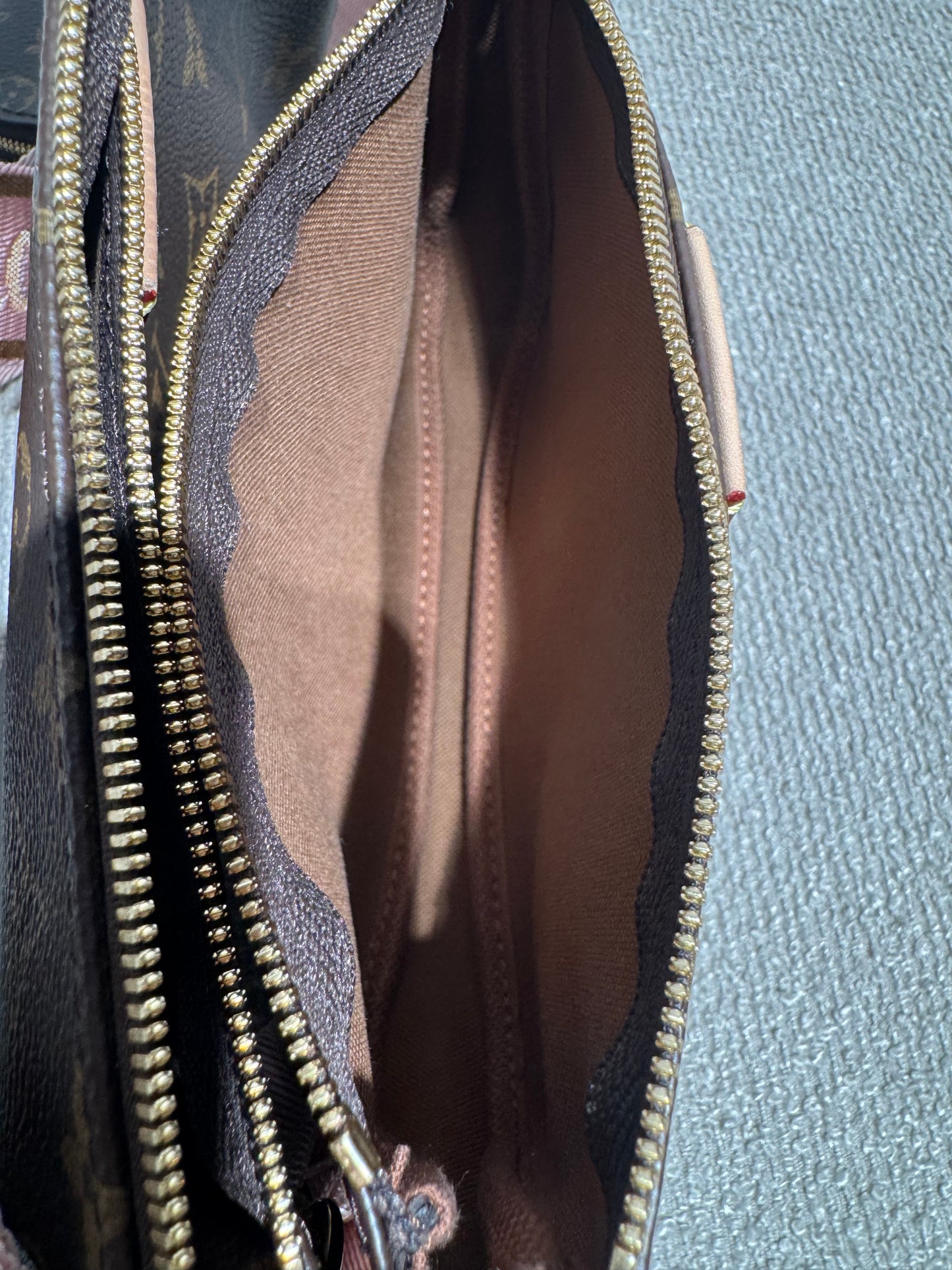 Louis Vuitton Multi Pochette Accessoires – Monogram mit rosa Schulterriemen