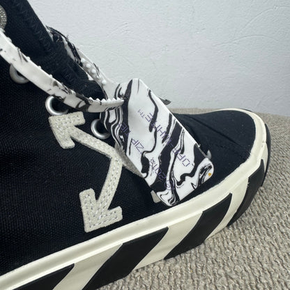 Off-White High-Top Sneaker – Schwarz / Weiß – Größe 43