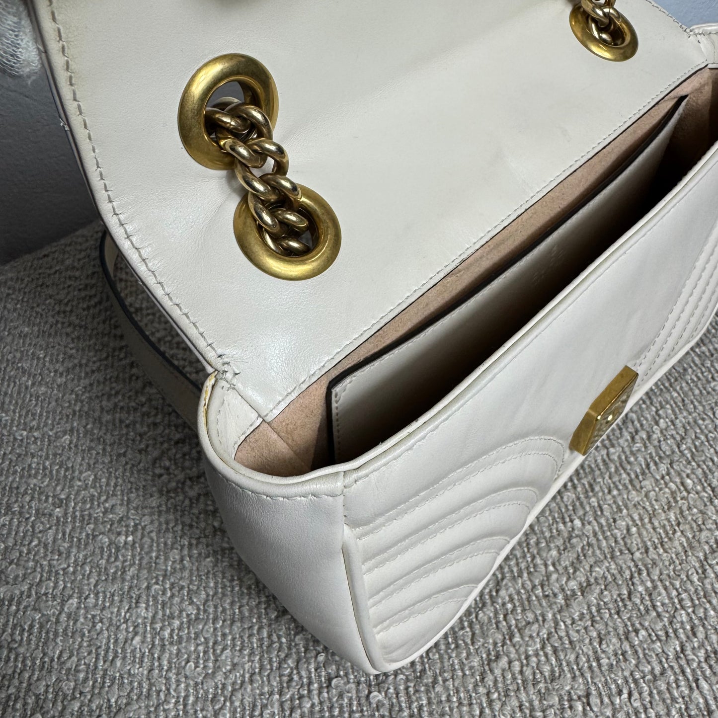Gucci GG Marmont Kleine Schultertasche – Weiß