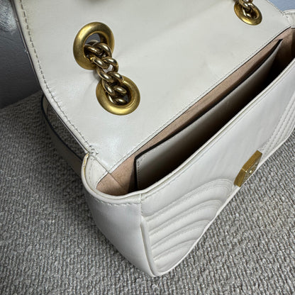 Gucci GG Marmont Kleine Schultertasche – Weiß