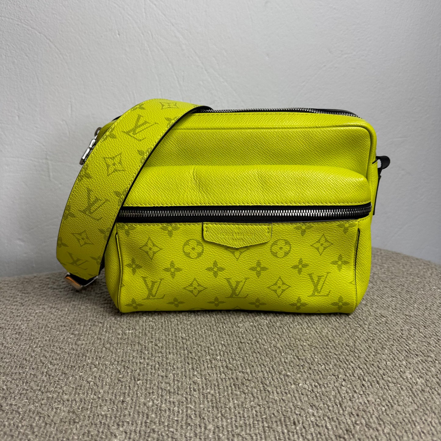 Louis Vuitton Outdoor Messenger Bag – Taïgarama Neon Gelb