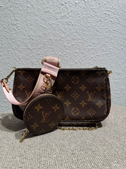 Louis Vuitton Multi Pochette Accessoires – Monogram mit rosa Schulterriemen