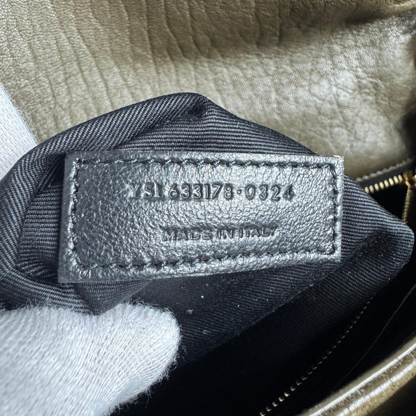 Yves Saint Laurent NIKI Medium aus genarbtem Lammleder