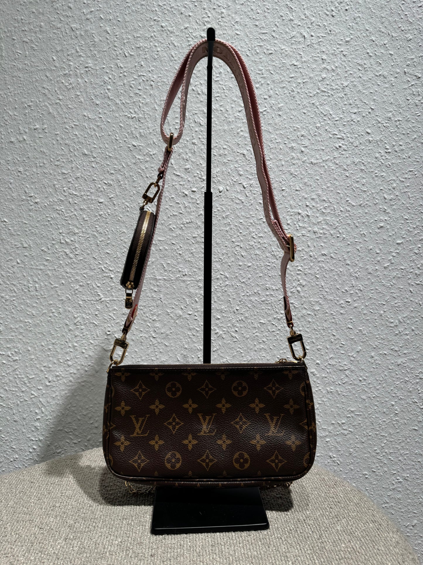 Louis Vuitton Multi Pochette Accessoires – Monogram mit rosa Schulterriemen