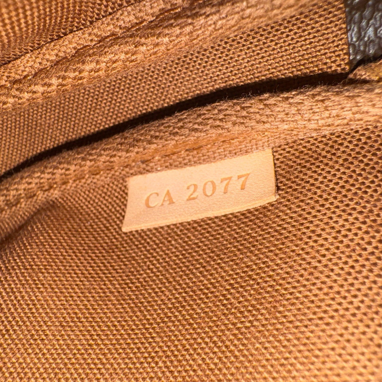 Louis Vuitton Pochette Accessoires Monogram inkl. langem Leder-Schulterriemen