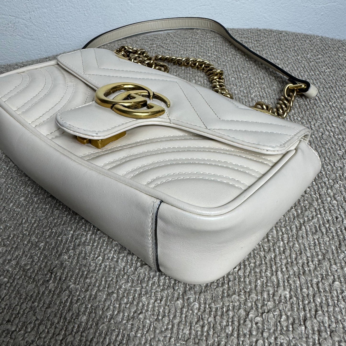 Gucci GG Marmont Kleine Schultertasche – Weiß