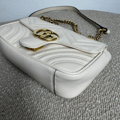 Gucci GG Marmont Kleine Schultertasche – Weiß