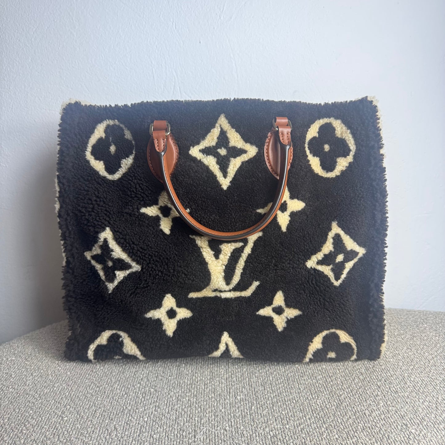 Louis Vuitton OnTheGo GM – Monogram Giant Teddy Schafsfell