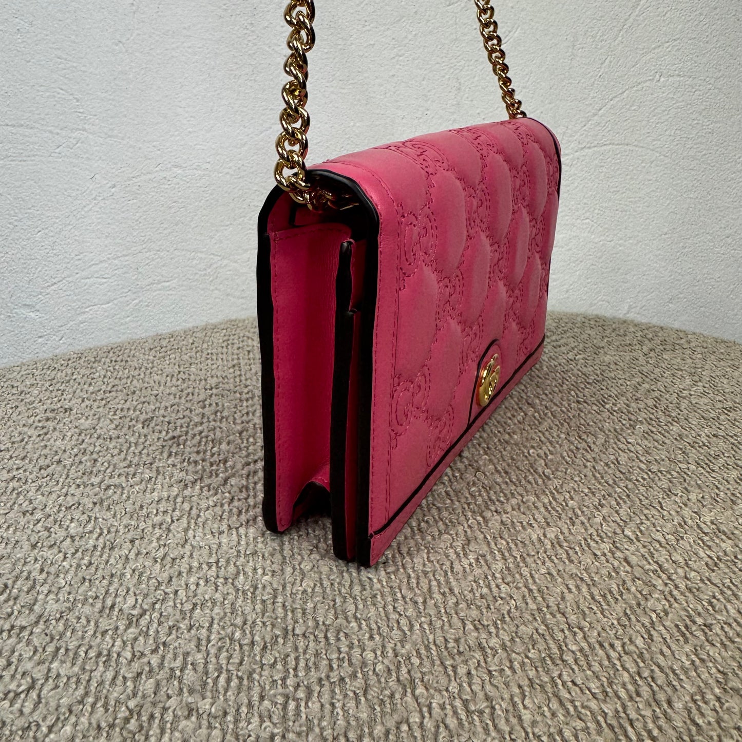 Gucci GG Matelassé Chain Wallet – Pink
