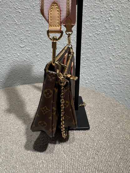 Louis Vuitton Multi Pochette Accessoires – Monogram mit rosa Schulterriemen