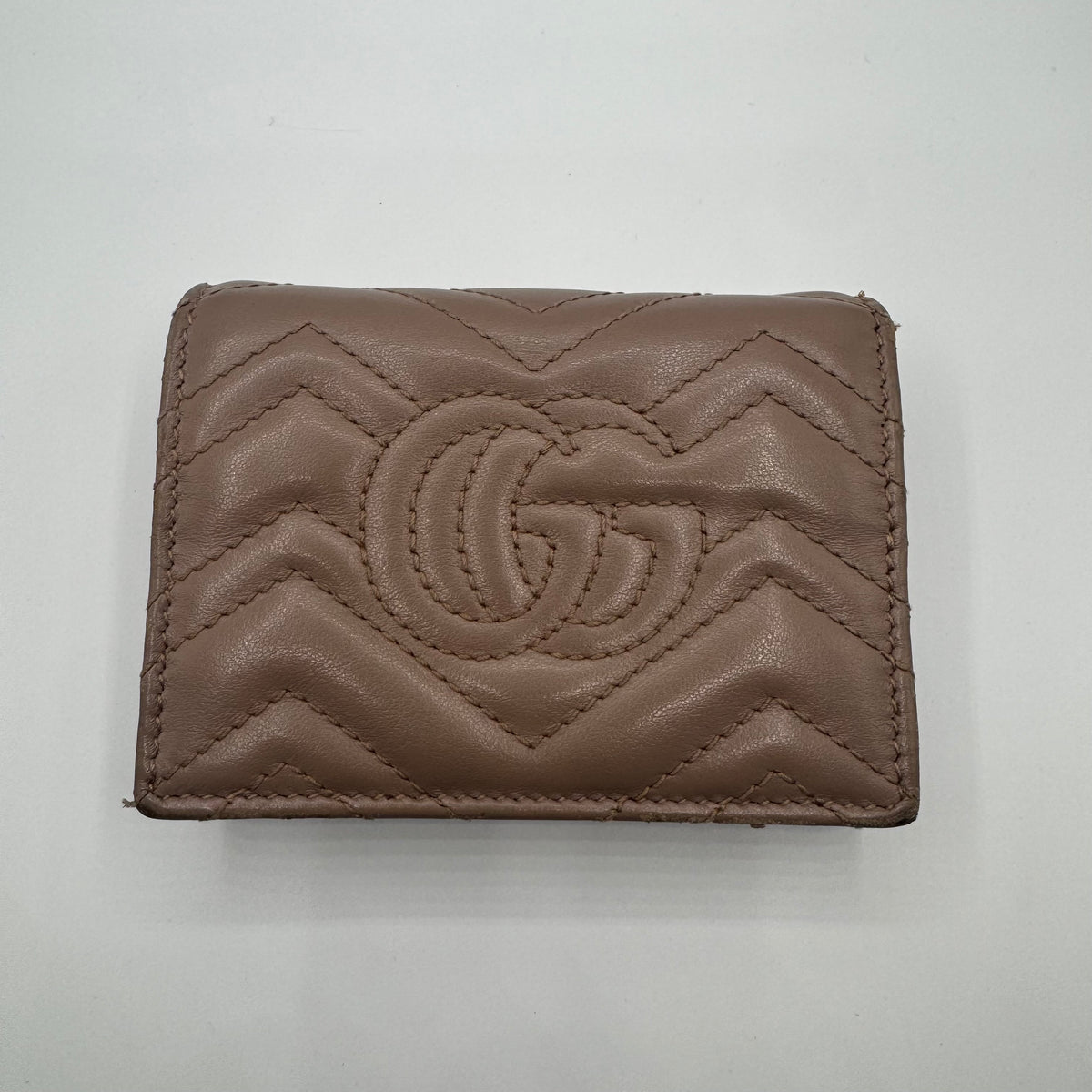 Gucci GG Marmont Kompakt-Geldbörse – Matelassé Leder Taupe