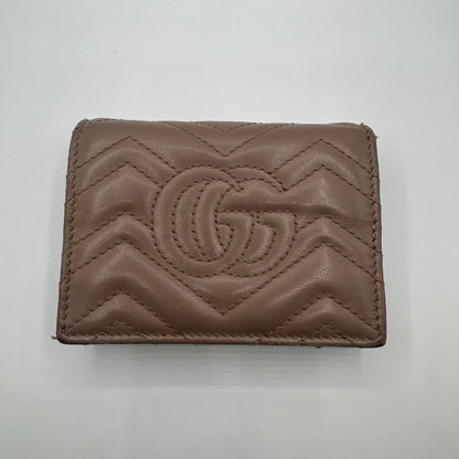 Gucci GG Marmont Kompakt-Geldbörse – Matelassé Leder Taupe