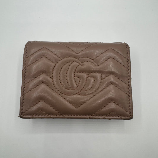 Gucci GG Marmont Kompakt-Geldbörse – Matelassé Leder Taupe