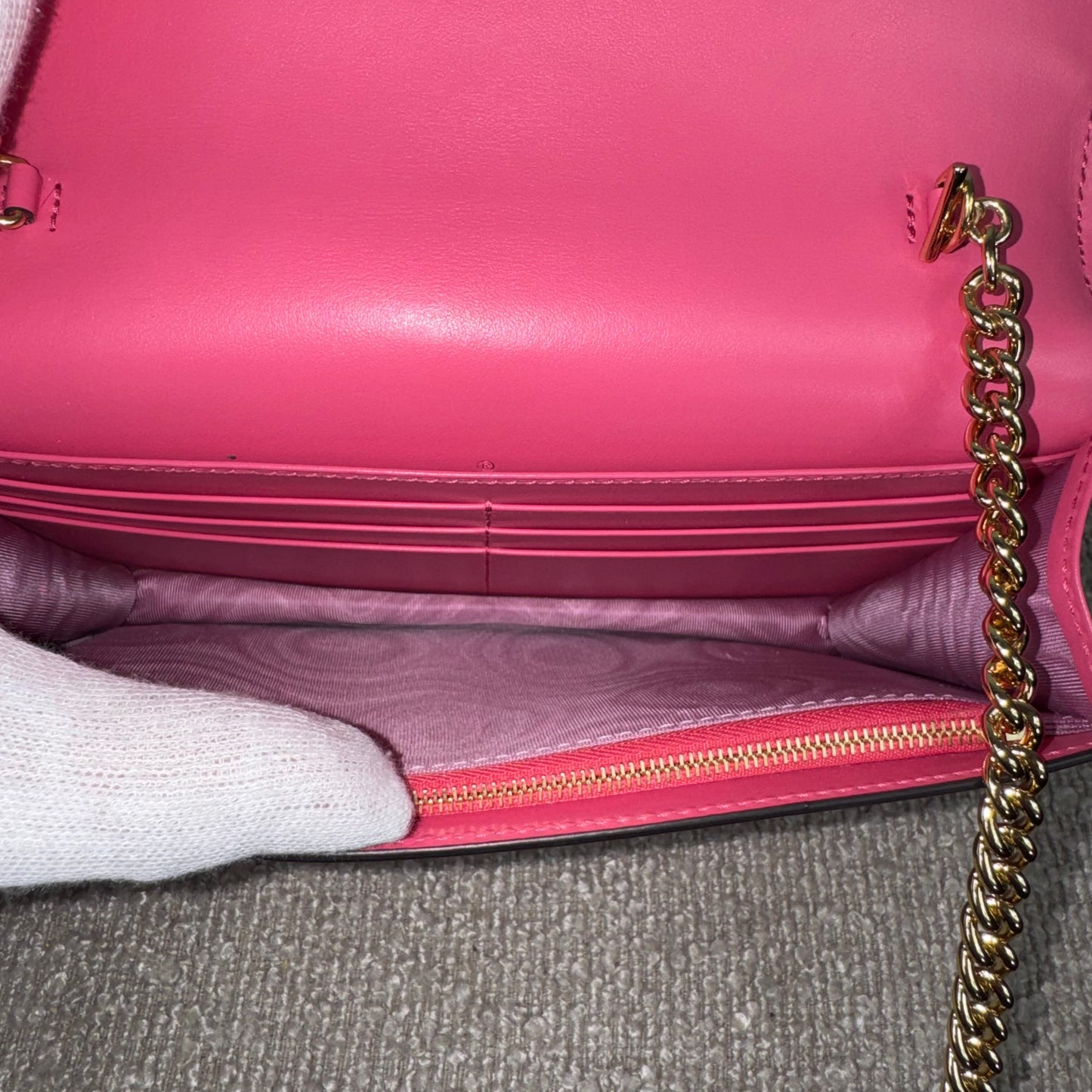 Gucci GG Matelassé Chain Wallet – Pink