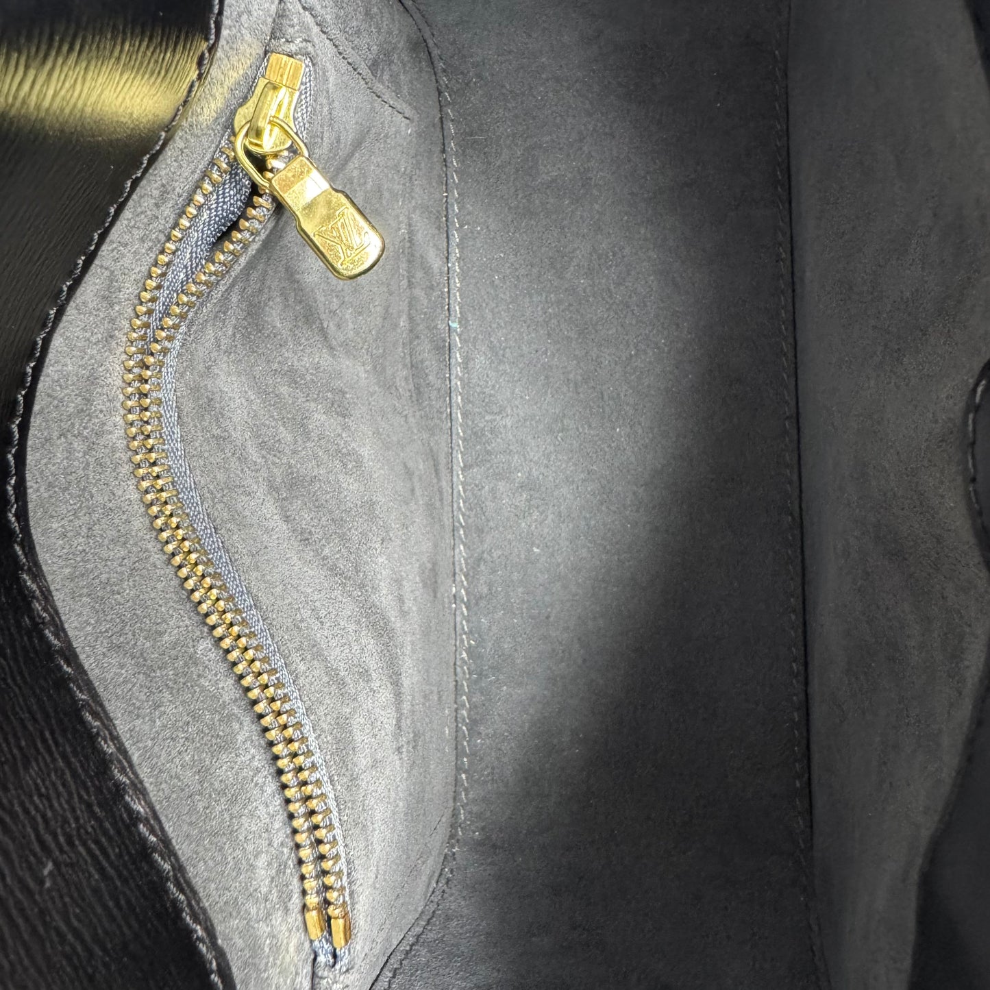 Louis Vuitton Buci Schultertasche – Epi Leder Schwarz