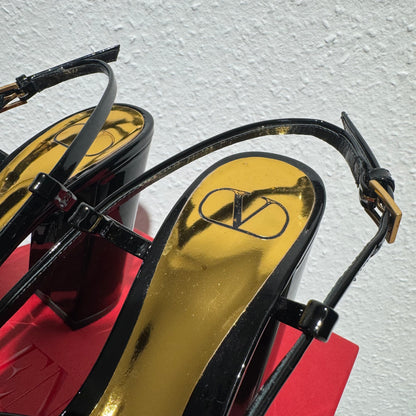 Valentino Pumps Lackleder – Schwarz mit goldfarbenem Detail – Größe 39