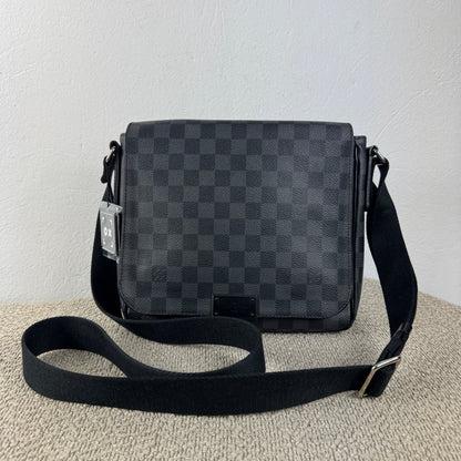 Louis Vuitton District PM Messenger – Damier Graphite