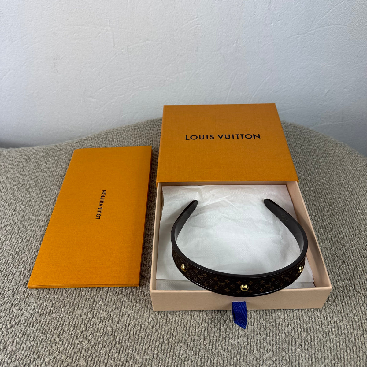 Louis Vuitton MNG Resin Haarreif – Monogram mit goldfarbenen Details