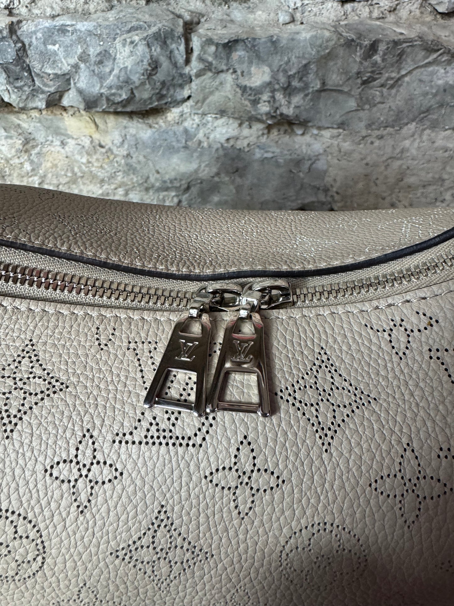 Louis Vuitton Why Knot MM – Galet Mahina Leder