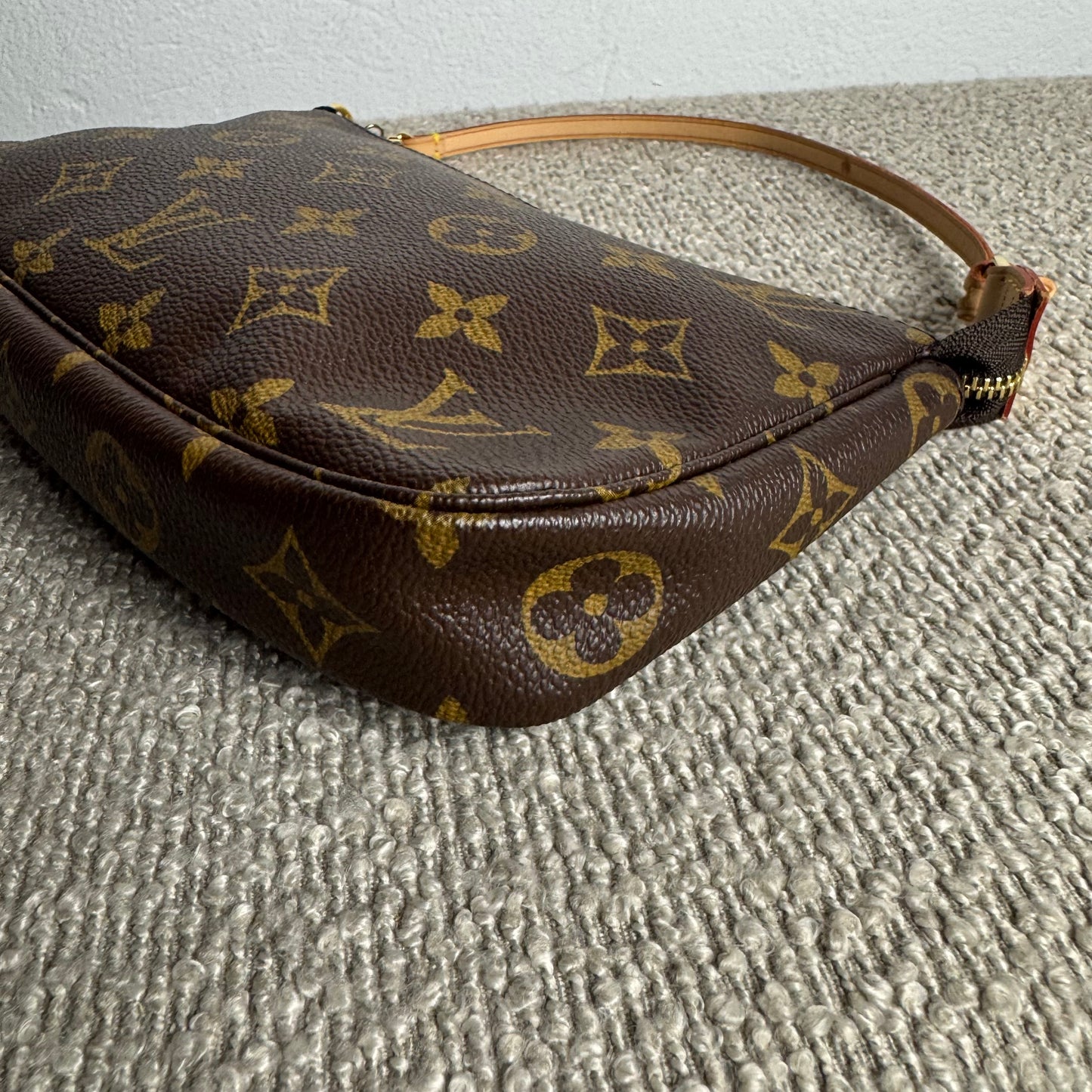 Louis Vuitton Pochette Accessoires Monogram inkl. langem Leder-Schulterriemen