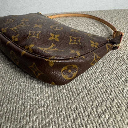 Louis Vuitton Pochette Accessoires Monogram inkl. langem Leder-Schulterriemen