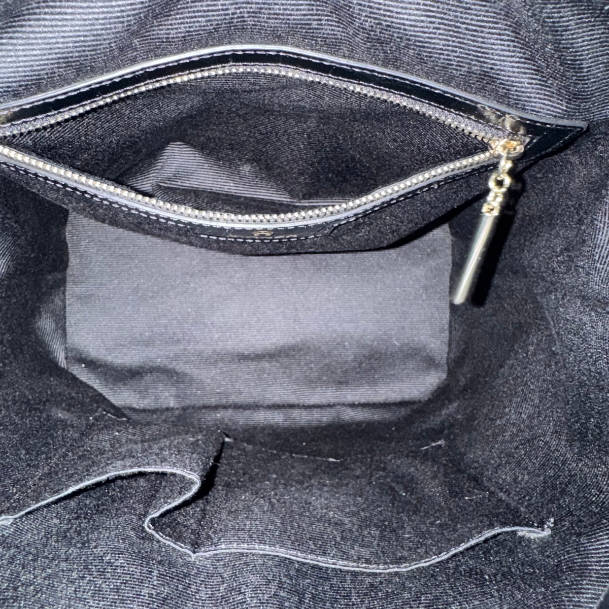 Aigner Beuteltasche – Schwarzes Leder mit Kroko-Prägung
