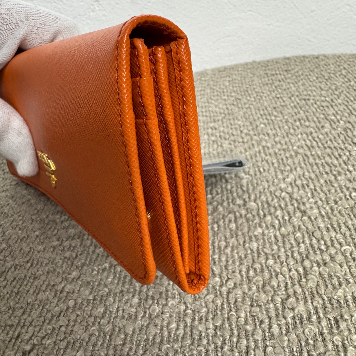 Grand portefeuille Prada en cuir Saffiano orange