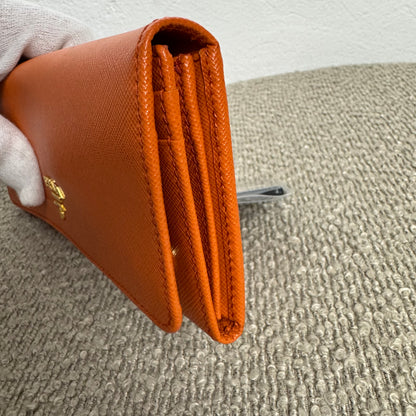 Grand portefeuille Prada en cuir Saffiano orange
