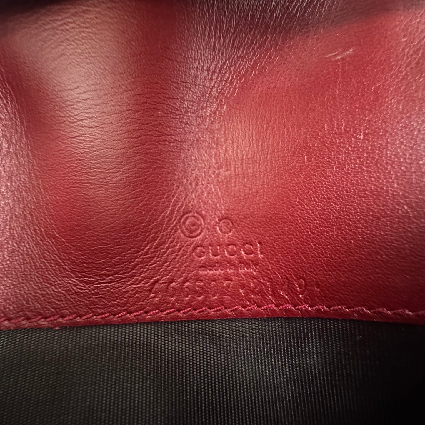 Gucci Microguccissima Geldbörse mit Riemen – Rot