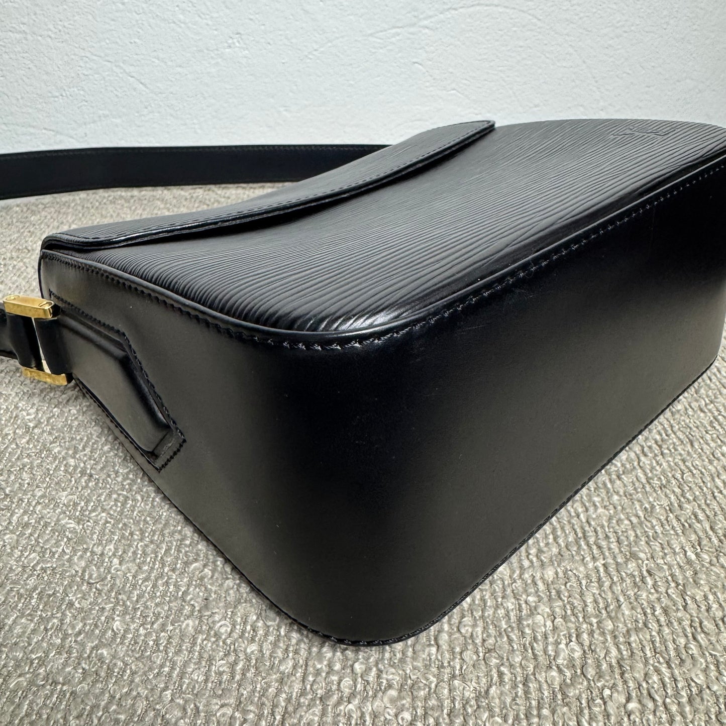 Louis Vuitton Buci Schultertasche – Epi Leder Schwarz