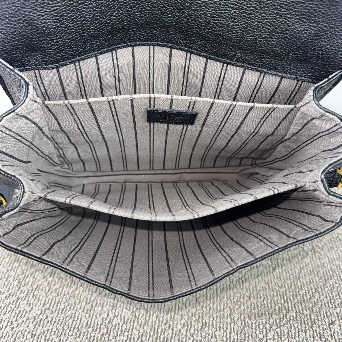 Louis Vuitton Pochette Métis – Monogram Empreinte Leder Schwarz