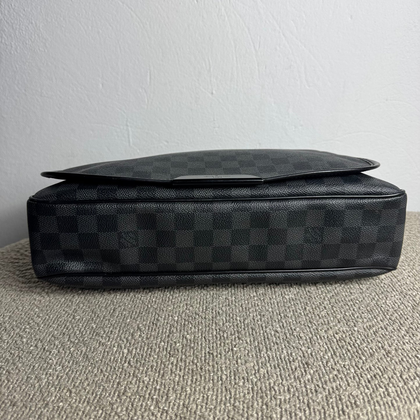 Louis Vuitton Daniel MM Messenger Bag – Damier Graphite