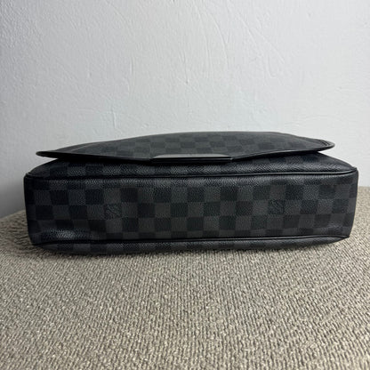 Louis Vuitton Daniel MM Messenger Bag – Damier Graphite