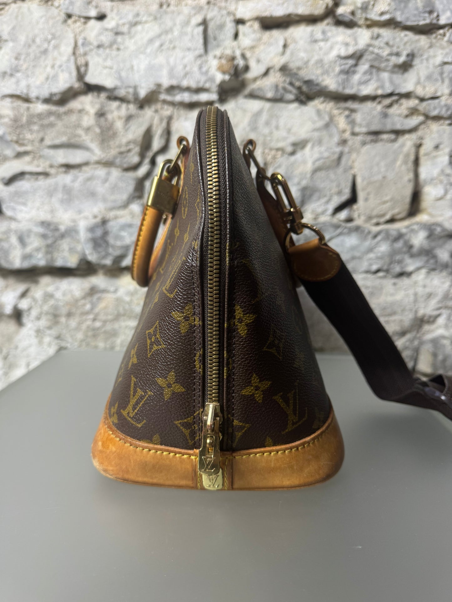 Louis Vuitton Alma Monogram mit Trageriemen