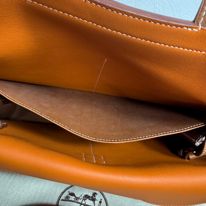 Hermès Halzan 31 Gold Leder