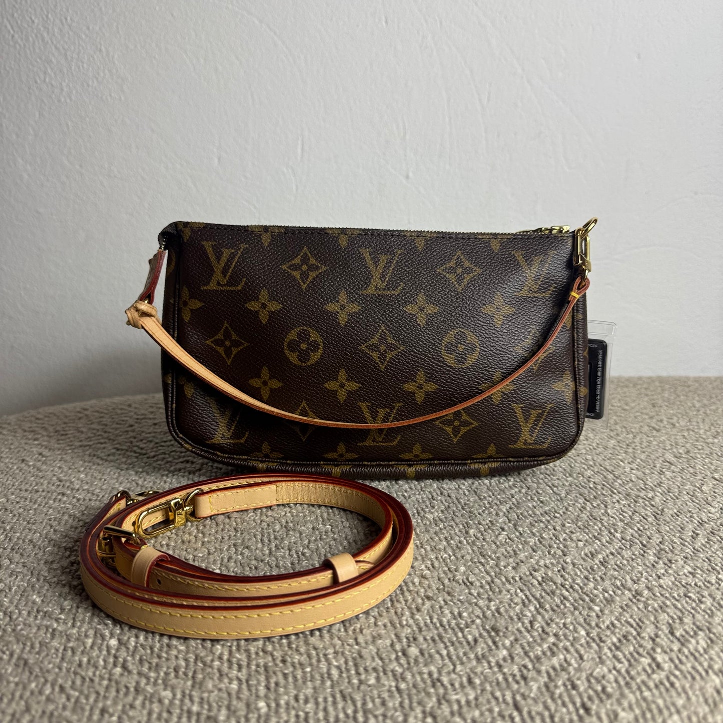 Louis Vuitton Pochette Accessoires Monogram inkl. langem Leder-Schulterriemen