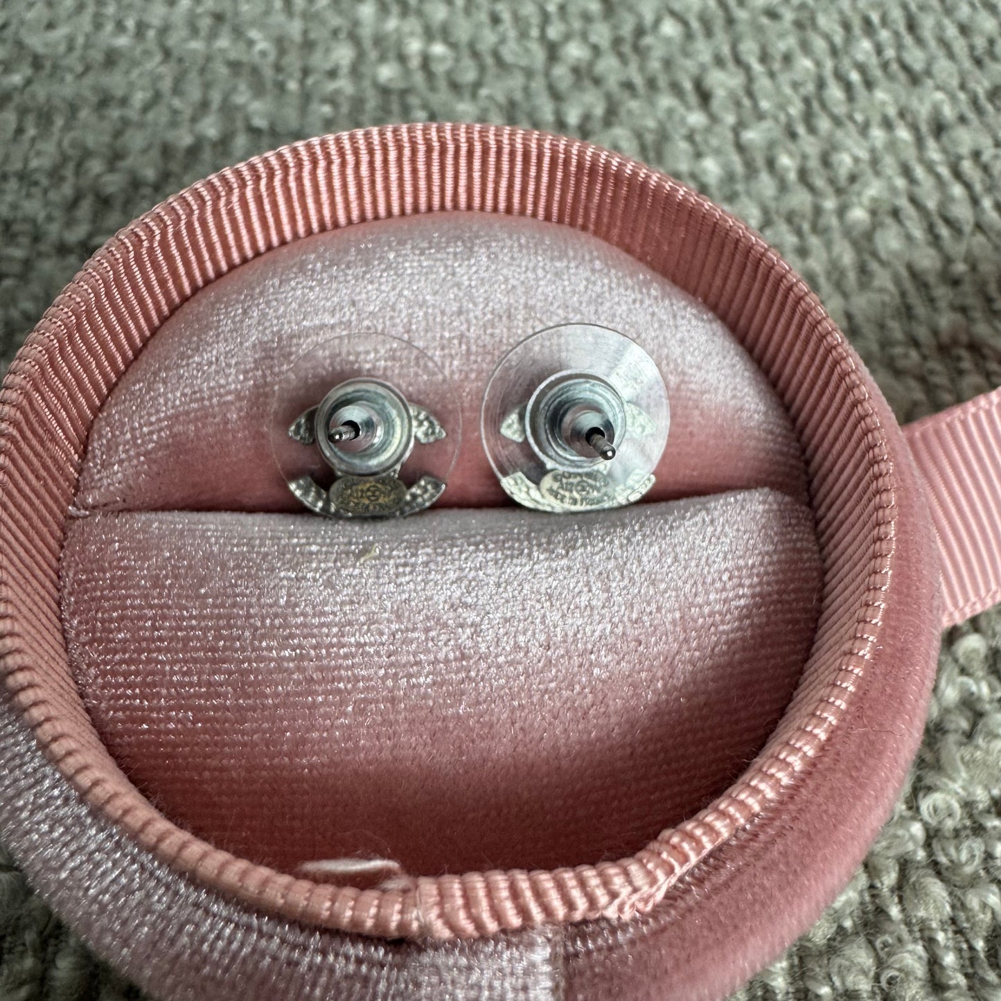 Chanel CC Logo Ohrstecker mit Kristallbesatz