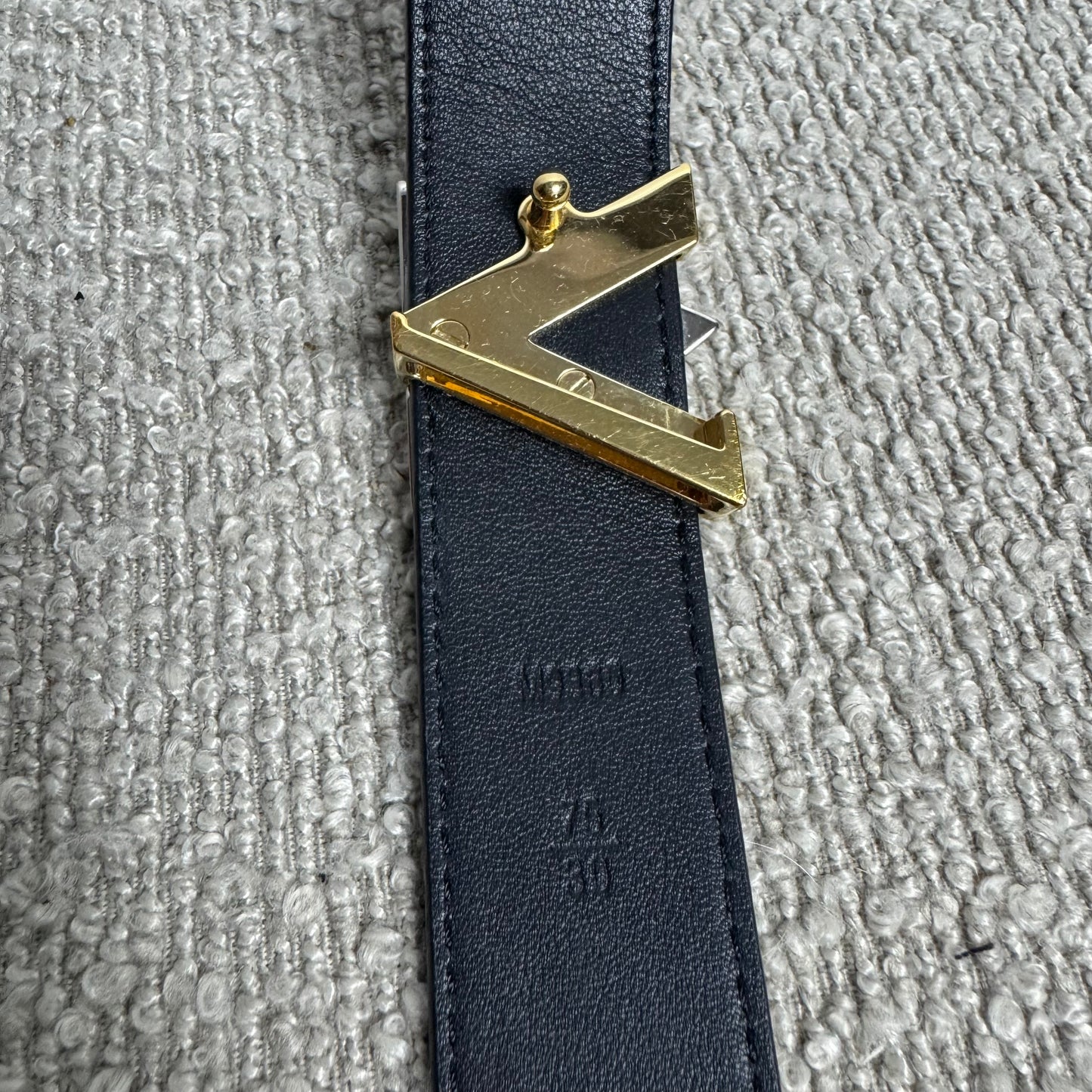 Louis Vuitton Ladies EPI Twist Logo Gürtel Schwarz – 75 cm