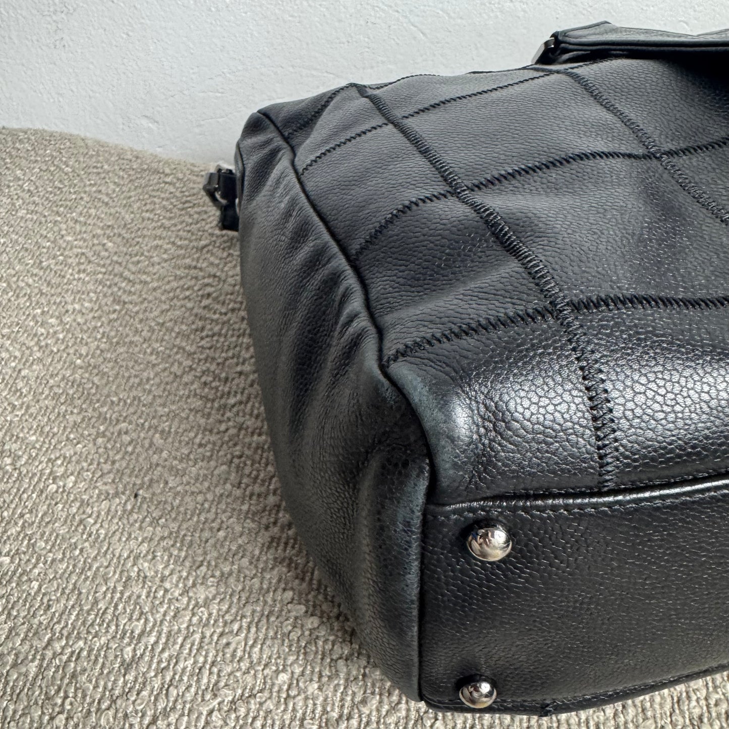Chanel Chocolate Bar Caviar Embossed Logo Bowling Bag Schwarz