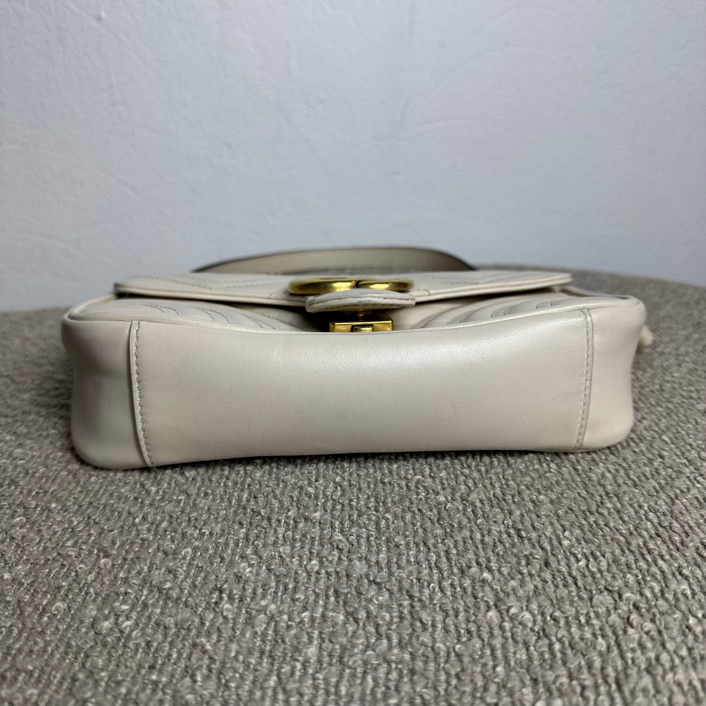 Gucci GG Marmont Kleine Schultertasche – Weiß