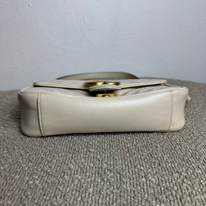 Gucci GG Marmont Kleine Schultertasche – Weiß