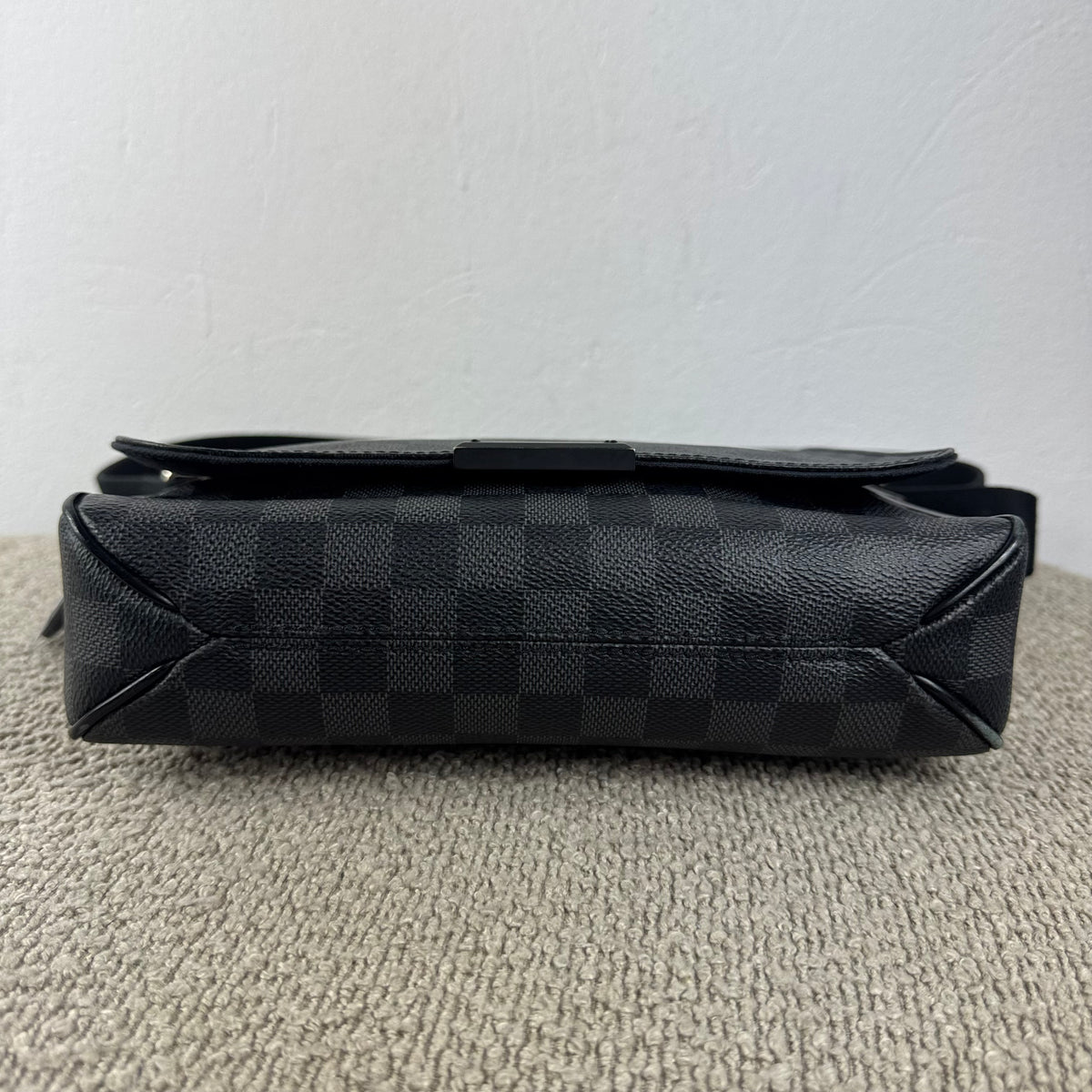 Louis Vuitton District PM Messenger – Damier Graphite