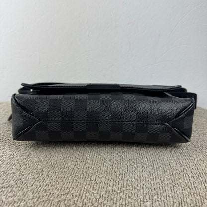 Louis Vuitton District PM Messenger – Damier Graphite