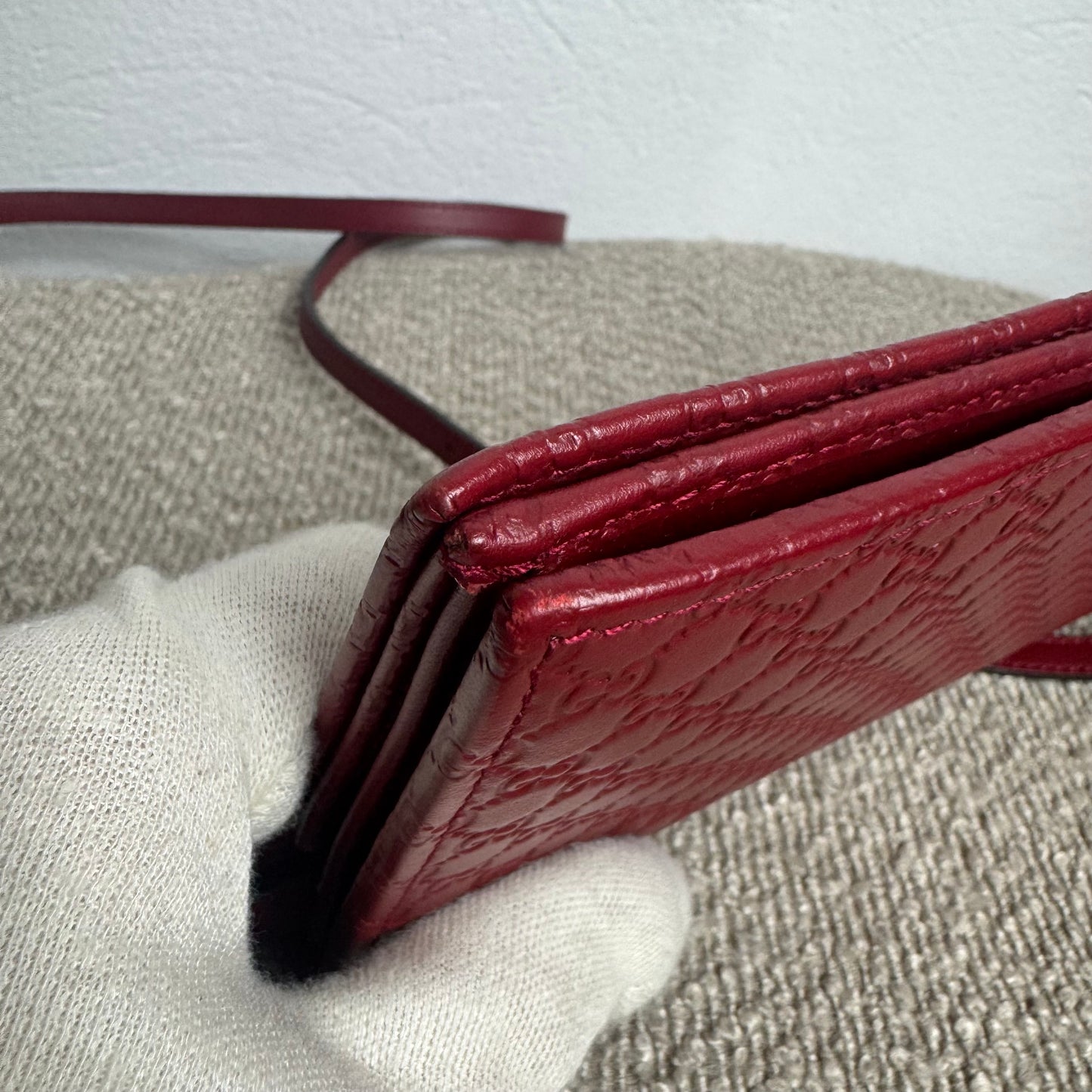 Gucci Microguccissima Geldbörse mit Riemen – Rot