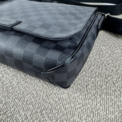 Louis Vuitton District PM Messenger – Damier Graphite